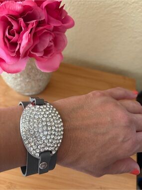 Sparkling Crystal Oval faux Leather Wrap Bracelet - Gray